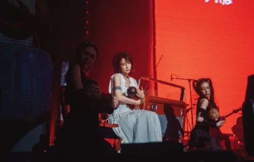 刘恋在演唱会上和观众互动时，有哪些让人印象深刻的环节？