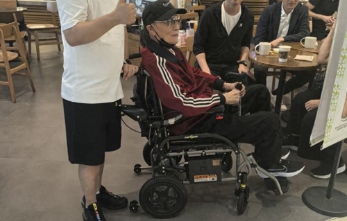89岁谢贤近况曝光，坐轮椅在山顶喝咖啡，扎马尾戴墨镜仍有型有款