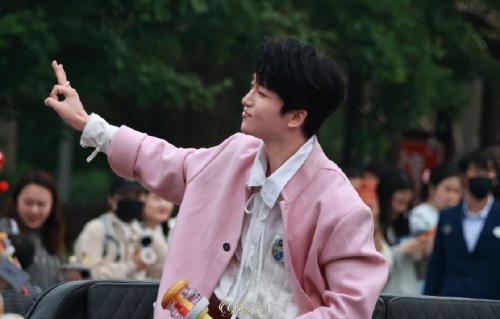 黄子弘凡在北京环球影城花车巡游中具体参与了哪些环节？