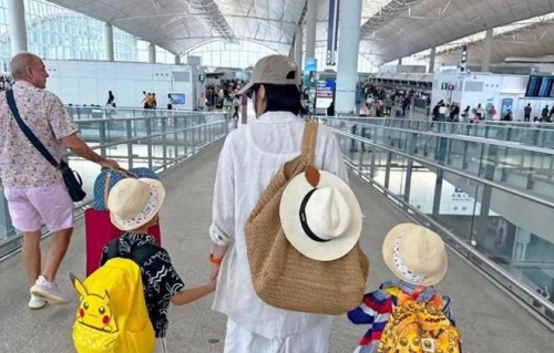 胡杏儿李乘德结婚11年带三娃海边度假，松弛感治愈人心