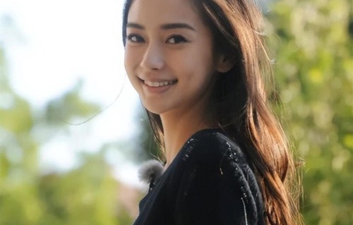 上海偶遇37岁杨颖带娃，穿露脐装身材苗条，小海绵个子到妈妈胸口