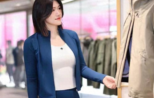 叶诗文留长头发了，好漂亮，穿运动装身材傲人，化了妆美到认不出