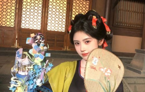 鞠婧祎在2026年端午节发布的巨型粽子照片具体是什么样的造型？