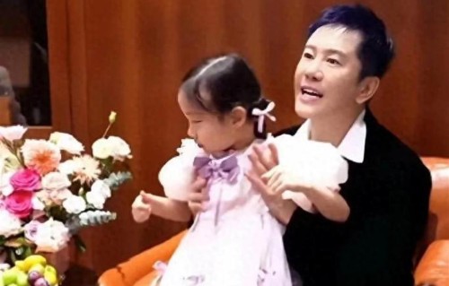 57岁的毛宁和家人的全家福里，幸福感都要溢出来了