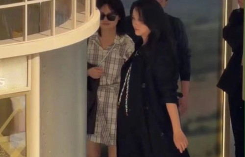 47岁汤唯挺孕肚出席活动,脸色红润状态不错,孕味十足|金泰勇|倪妮|怀孕|朴赞郁|二胎