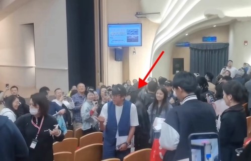 邓超Angelababy合体看陈赫话剧，相识12年感情依旧，鹿晗没来好遗憾