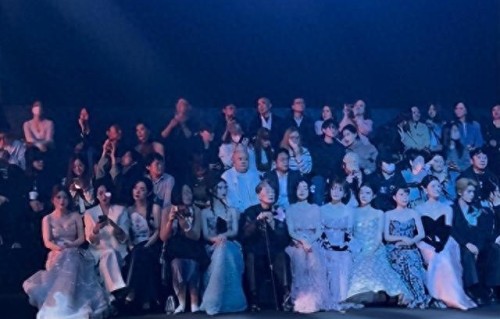 钟丽缇带俩女儿走红毯！只亲吻小女儿被骂偏心，考拉嫌弃表情抢镜 