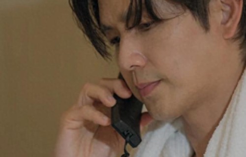 洛阳偶遇钟汉良，戏里风度翩翩，戏外裤子掉档邋遢，反差大不敢认 