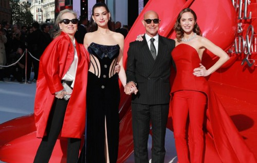 《穿Prada的女王2》“时尚铁四角”伦敦首映重聚，安妮海瑟薇透视鱼尾裙惊艳，“梅姨”红风衣威严压场