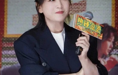 43岁贾玲狠狠打脸反弹谣言！减重3年现身冯巩生日宴，生图状态太惊艳了