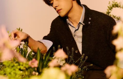 易烊千玺暖棕西装造型亮相漫游大片