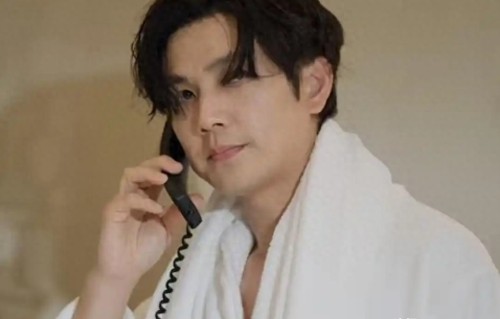 一张假脸拖垮整部剧？朱珠新剧里的男一号，满脸浮肿看得让人出戏 