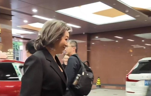 58岁江珊身材发福近150斤，脸部状态却让网友惊叹：这才是真实美？