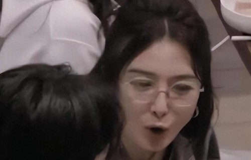 秦岚说父母都去世了，办葬礼时没有哭，她是独生女，现在成孤儿了