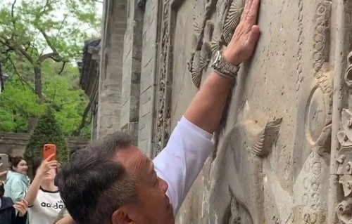 73岁曾志伟现身大孤山祈福，摸千年古树求强身延寿，曾自曝身体越来越差
