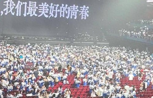 消失多年开演唱会, 粉丝集体穿校服忆青春, 终于把那群人熬有钱了