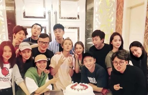 与关晓彤被传分手1年，鹿晗现状曝光，原来陈赫当初早有暗示