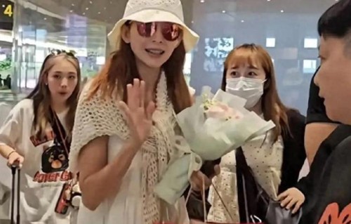 蔡少芬现身机场高挑身材又白又美 粉丝送花收到手软 排场好大