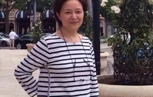 67岁刘莉莉定居日本被富商宠成公主，却为39岁未婚女儿失眠：国民妈妈的“意难平”，藏着多少父母的软肋