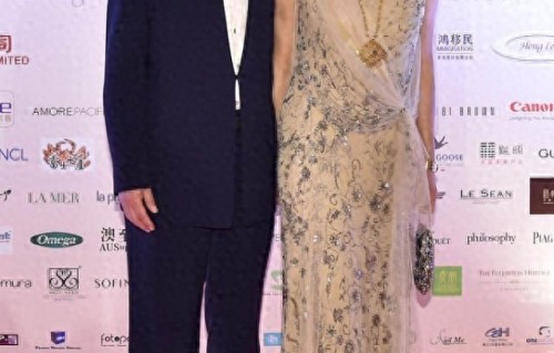 朱玲玲与二婚老公同框真敢穿，富态身材穿薄纱裙，66岁美出新高度 