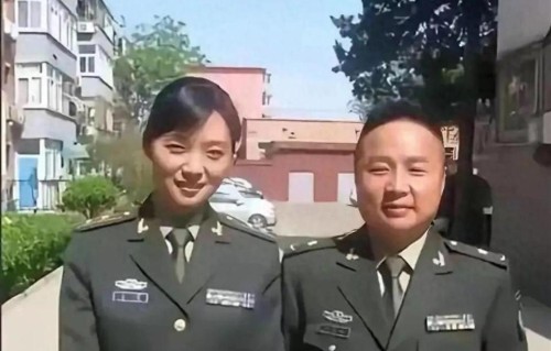 这是亮剑里秀芹的扮演者梁林琳和搭档，两人身着军装英姿飒爽