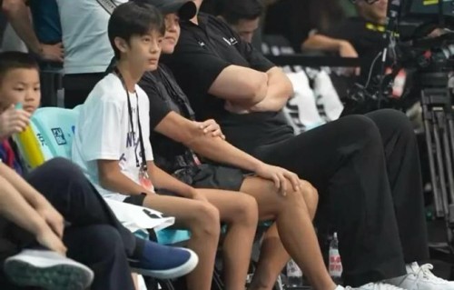 邓超携儿子观赛，父子互动温馨