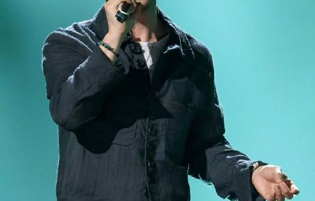 杨坤《歌手》直播翻车，首句就跑调垫底淘汰引热议