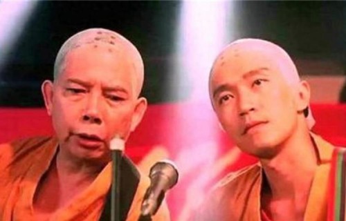 82岁周星驰爱将近照曝光，眉毛白了需人搀扶，身边有年轻女伴