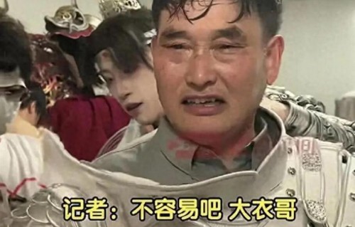 同样去万岁山 ，一个骂上热搜，一个捧上热搜，大衣哥凭啥赢了口碑