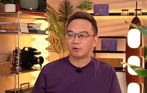 前央视主持郎永淳被曝退休工资5万，本人发声回应，妻子3000多元