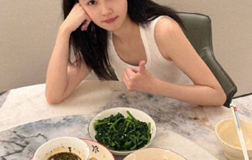 白鹿助理呵呵发文称：白鹿给我做晚饭这种小事，没必要发网上吧?