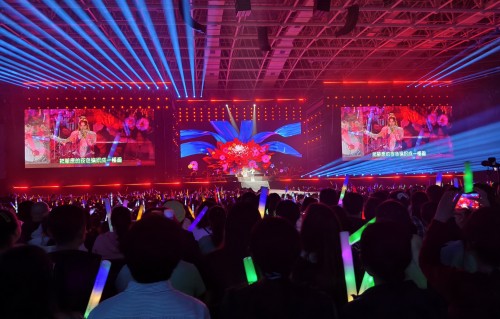 乌兰图雅“花开四季”燃动青城 “五一”假期上演音乐狂欢 