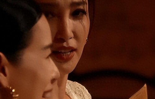 52岁李冰冰咋老成这了？眼眶干瘪脸肉松弛，和胡杏儿同框输惨了