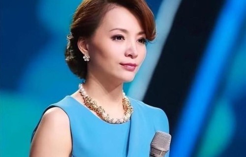 与董卿同居五年，分手后娶小20岁娇妻，如今与董卿的境况天差地