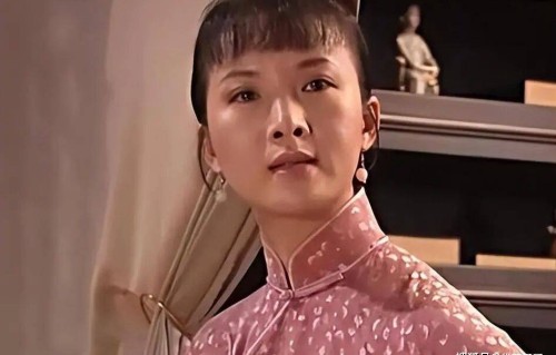 53岁谢兰近况曝光！嫁给大11岁演员丈夫丁克11年，如今一家三口很幸福