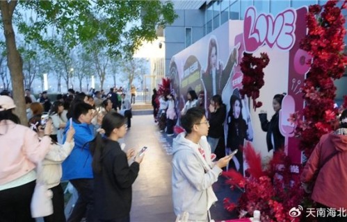 乌兰图雅“花开四季”呼和浩特演唱会火爆开唱