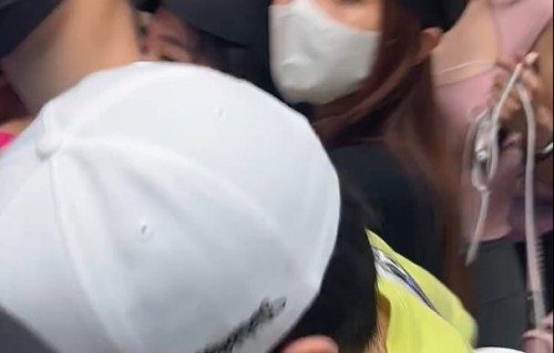 TF家族多名成员现身机场被粉丝围观 苏新皓被挤到摔倒|人潮|拥挤