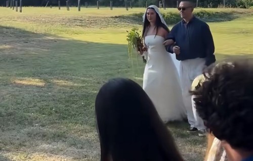 姜文女儿快生了！姜一郎穿小背心晒孕肚照，模样俊美真好看