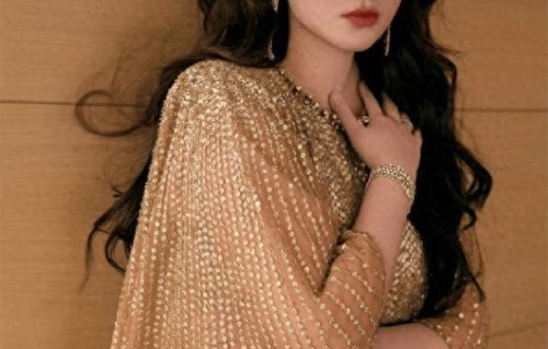 金像奖马丽金色流光长裙搭配长发！复刻90年代港星风韵