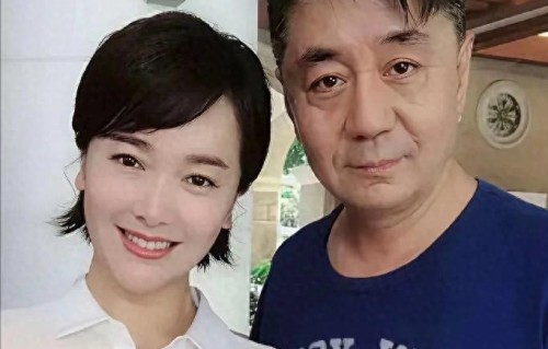 49岁左小青和现任富商老公合影曝光，希望这是左小青最后一任老公