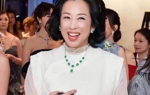 霍启山罕见和继父罗康瑞同框，两人热聊不停！一旁朱玲玲笑开花！