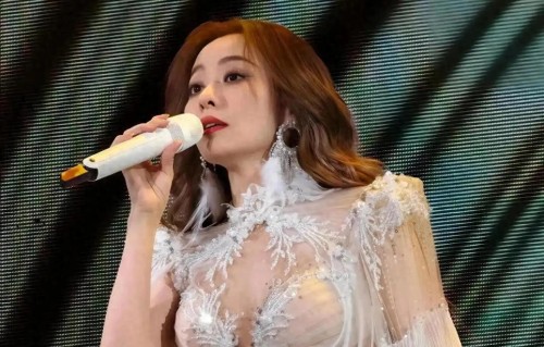 张靓颖音浪之夜红蕾丝镂空裙杀疯！曲线毕露两米八翅膀撩翻全网 