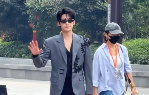 杨洋开封游船，现场粉丝人山人海，他的每一张路透图都帅的很权威