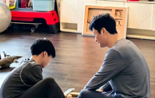 吴京在谢楠参赛期间，是如何平衡带娃与工作的？