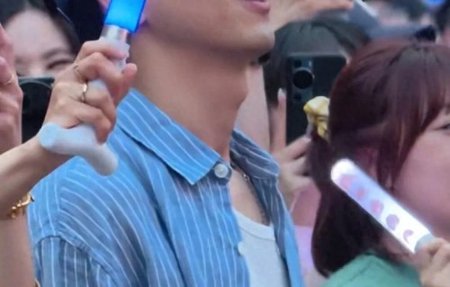 李现再度现身五月天演唱会，手持影石未发布的双摄云台相机LUNA 