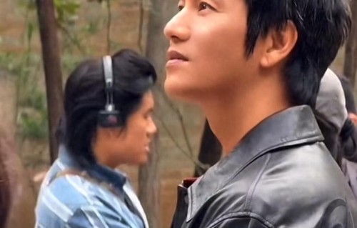 西安偶遇陈坤引全网争议！花白短发气质神似，本尊回应太绝