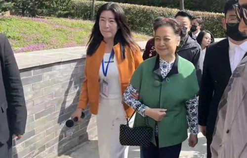 五一假期，香山寺迎来“观音菩萨”，游客纷纷与左大玢合照 