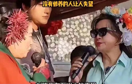 不给76岁刘晓庆一瓶水，这就是待客之道？ 