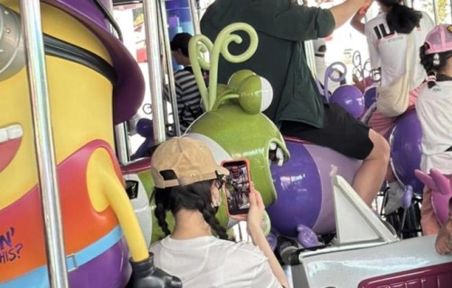 唐嫣扎麻花辫好减龄，女儿很可爱