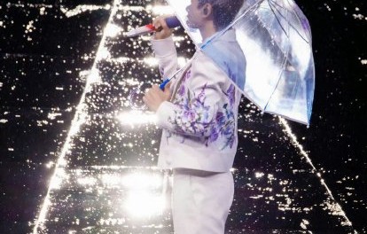 张杰的‘雨刷器’互动是怎样一个名场面？|鸟巢|荧光棒|舞台|雨中|情感